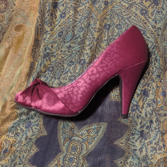 💜💖Satin sheen💖💜 flirty heels! - Picture 2 of 7